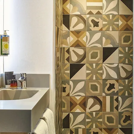 Greet Paris Nord 18è 2*